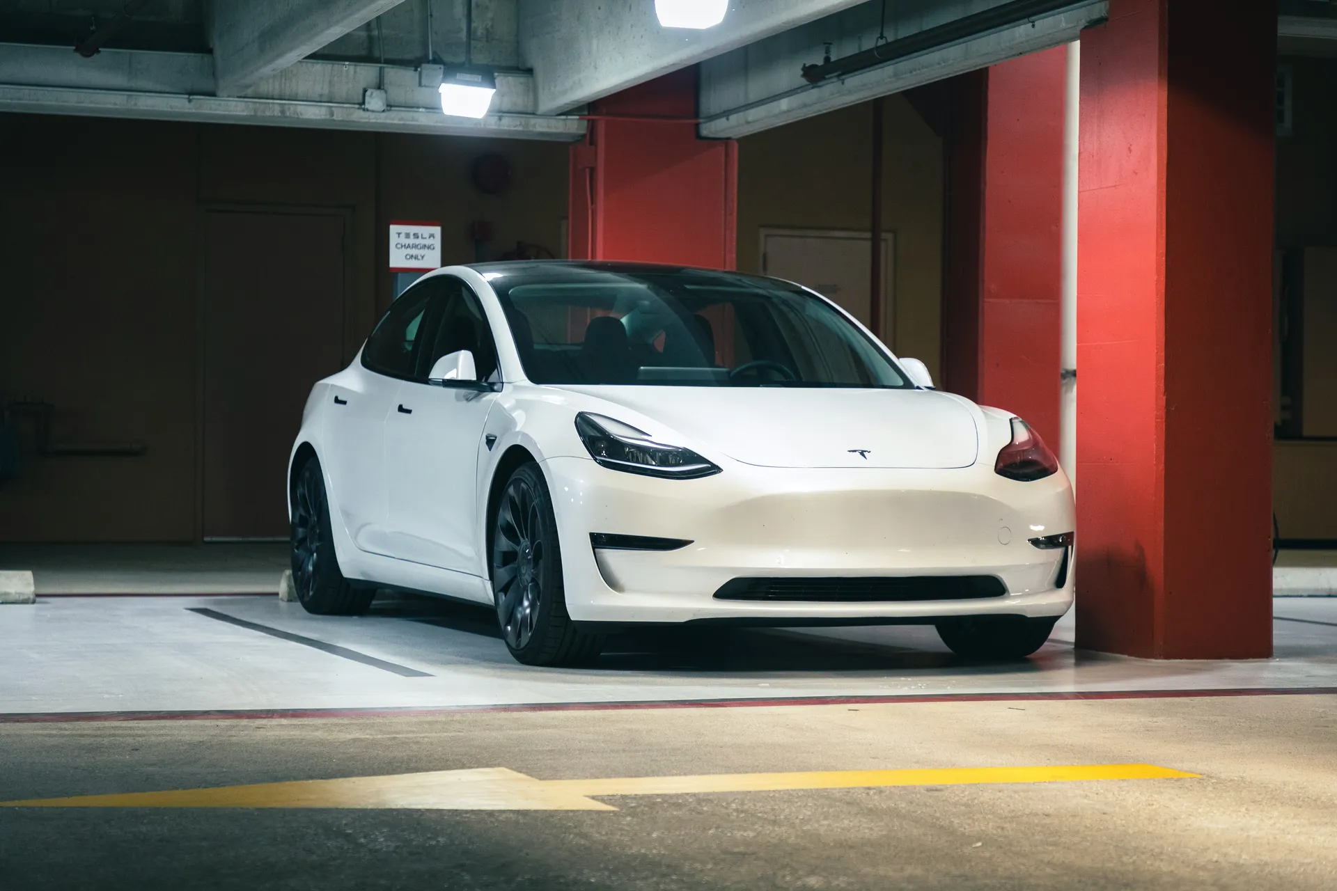 Model van een automerk in de hero van de website